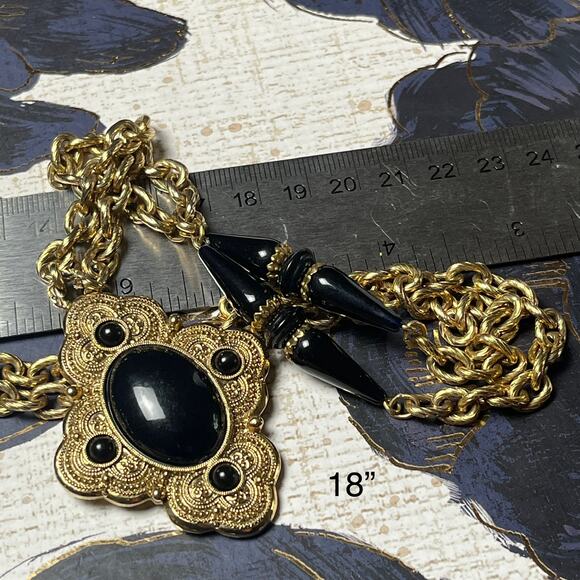 Vintage Large Gold Tone Chain and Onyx Stone Pendant Statement Necklace - Picture 8 of 8